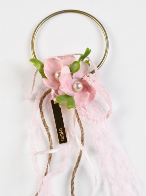 Κρεμαστή μπομπονιέρα με λουλούδια και plexiglass στοιχείο ροζ χρυσό 10Χ30cm