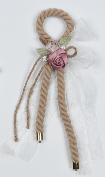 Κρεμαστή μπομπονιέρα με σκοινί και υφασμάτινα ροζ λουλούδια 16*25cm