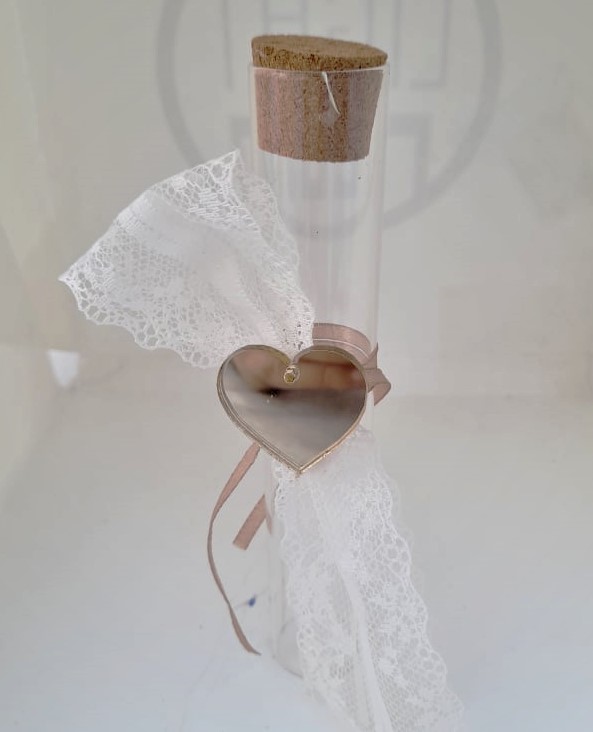 Σωλήνας Γυάλινος Με Φελλό 12 Εκ-15 Εκ. Στολισμένος Με καρδιά Πλέξιγκλας Με 5 Κλασσικά Κουφέτα Έτοιμη Μπομπονιέρα Βάπτισης-γάμου Σε Προσφορά