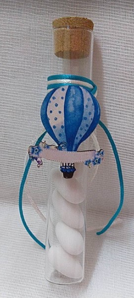 Σωλήνας Γυάλινος Με Φελλό 12 Εκ-15 Εκ. Στολισμένος Με Αερόστατο Ξύλινο 3 Εκ. Με 5 Κλασσικά Κουφέτα Έτοιμη Μπομπονιέρα Βάπτισης Αγόρι Σε Προσφορά
