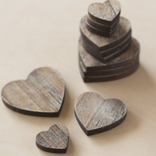 Διακοσμητικές ξύλινες καρδιές 