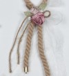 Κρεμαστή μπομπονιέρα με σκοινί και υφασμάτινα ροζ λουλούδια 16*25cm