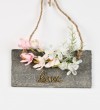 Κρεμαστό Ξύλινο Καδράκι Με Ροζ Λουλούδια Και Plexiglass Love 15Χ20CM Μπομπονιέρα Βάπτισης-Γάμου 