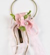 Κρεμαστή μπομπονιέρα με λουλούδια και plexiglass στοιχείο ροζ χρυσό 10Χ30cm