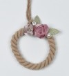 Κρεμαστή μπομπονιέρα με σκοινί και υφασμάτινα ροζ λουλούδια 10x20cm